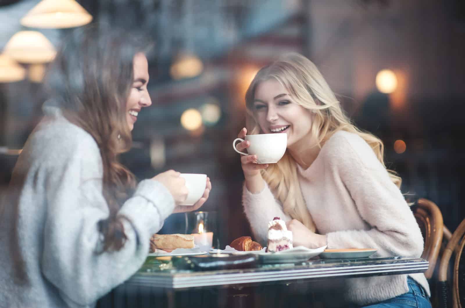 due donne sedute in un bar a bere caffè